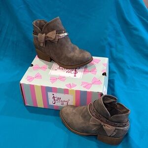 Jelly pop Girls Brown Ankle Boots
One boot has a scuff on it as pictured